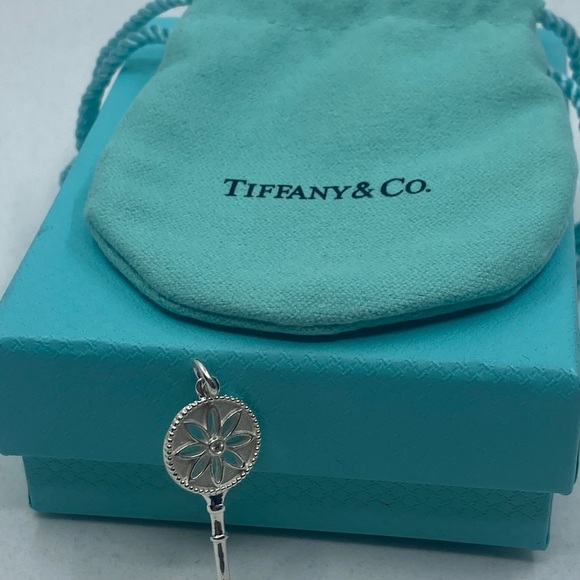Tiffany & Co Small 1.5' In Diamond Daisy Pendant - Picture 5 of 7